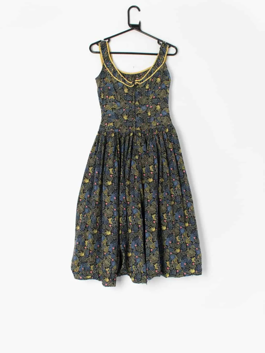 Vintage 1950s day dress with pretty ditsy floral pattern – Small – Waist 26″