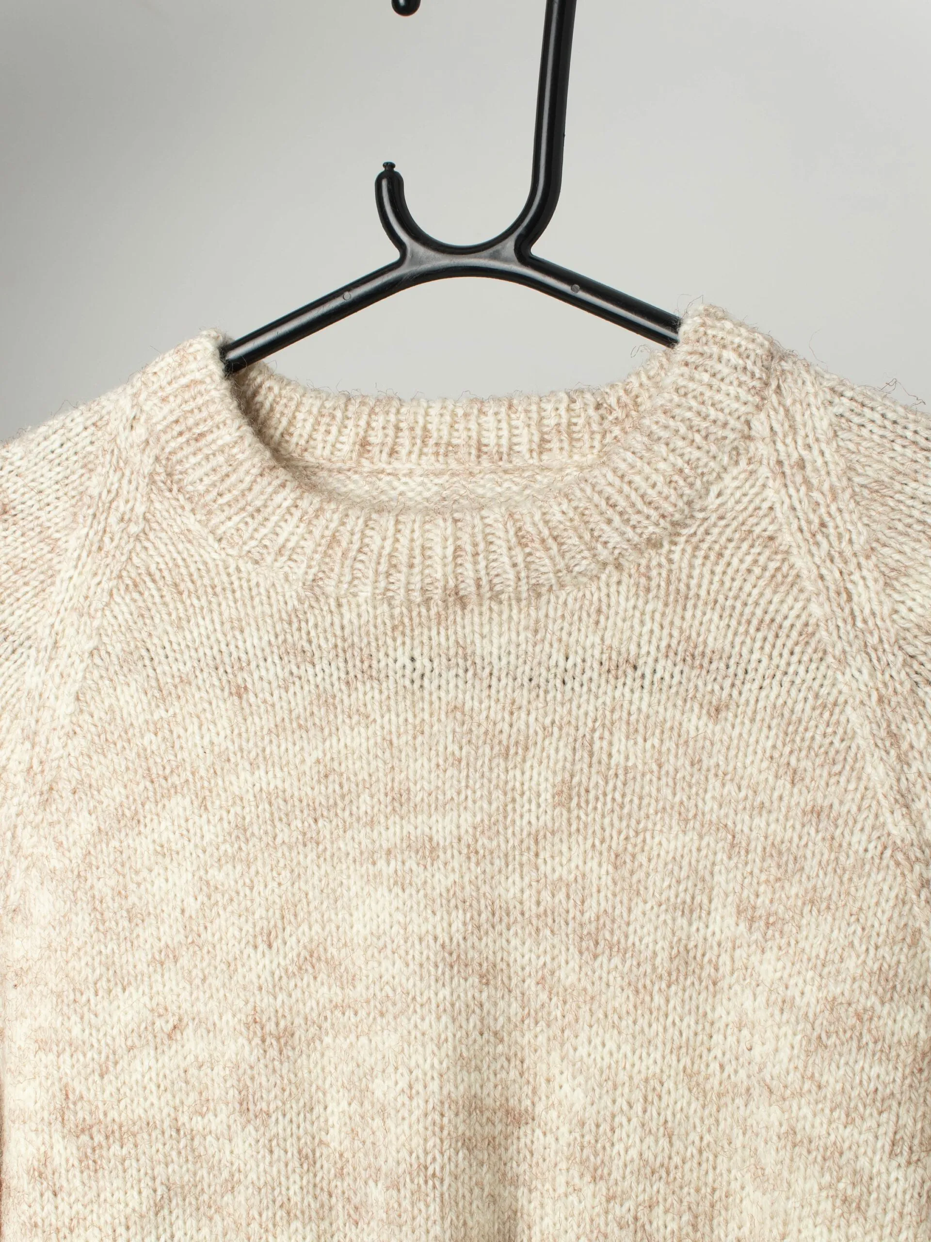 Vintage knitted jumper in soft beige with hints of red – Small / Medium